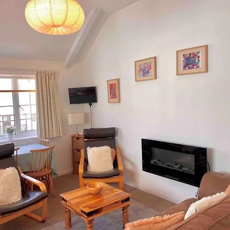 Large Property Which Is All About Location, Location , Location ! Lovely Comfortable 2 Bedroom Flat Which Is Spacious And One Of The Best Value Properties Of This Size So Close To The Sea , Beaches And Restaurants 1 Min To The Sea ! Lyme Regis Exterior photo