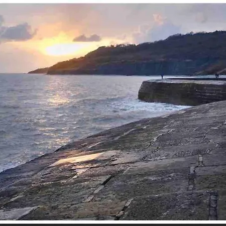 Large Property Which Is All About Location, Location , Location ! Lovely Comfortable 2 Bedroom Flat Which Is Spacious And One Of The Best Value Properties Of This Size So Close To The Sea , Beaches And Restaurants 1 Min To The Sea ! Lyme Regis Exterior photo