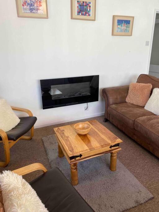 Apartment Large Which Is About Location, Location , Location ! Lovely Comfortable 2 Bedroom Flat Which Is Spacious And One Of The Value Of Size So Close To The Sea , Beaches And Restaurants 1 Min To The Sea ! *