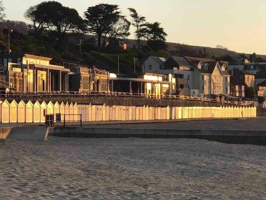 Large Which Is About Location, Location , Location ! Lovely Comfortable 2 Bedroom Flat Which Is Spacious And One Of The Value Of Size So Close To The Sea , Beaches And Restaurants 1 Min To The Sea ! *